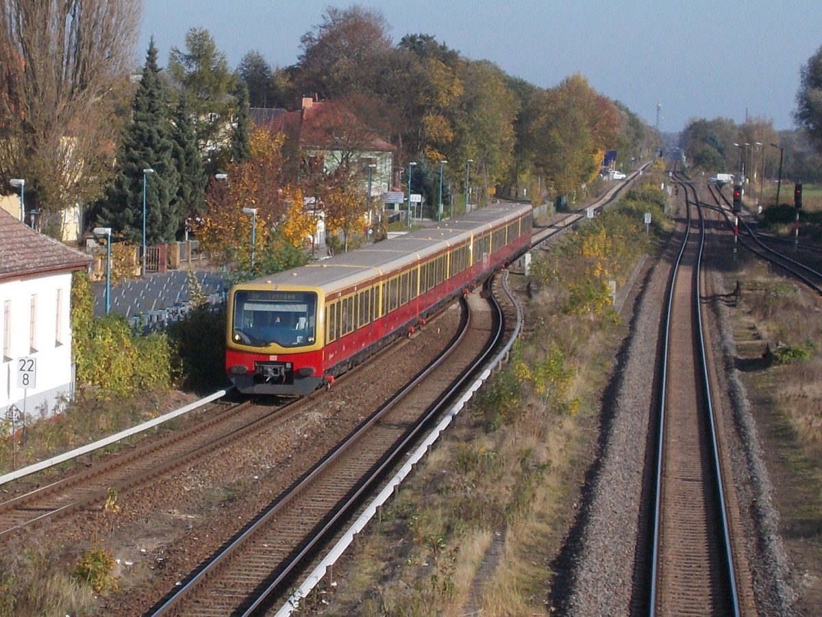 Von der Fredersdorfer Fussgängerbrücke fotografierte ich,am 27.Oktober 2014,die Einfahrt in die Station von 481 233.Rechts die Ostbahn.