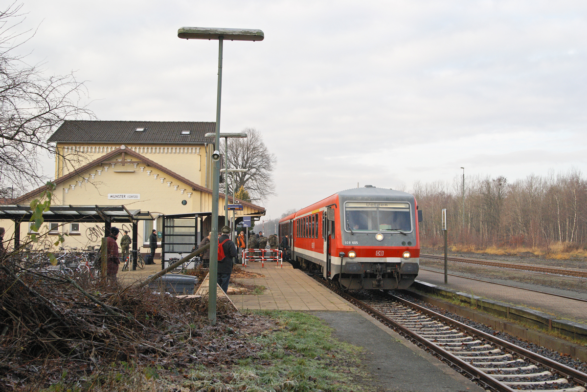 Von Freitag, 9. August 2013 bis Freitag, 13. Dezember 2013 kam zur Anbindung der Kasernen in Munster (Örtze)(u.a. Schulze-Lutz Kaserne und der Hindenburg-Kaserne) ein Triebwagen der Baureihe 628 von DB Regio Nord zum Einsatz. Die letzte Fahrt vom Haltepunkt am Emminger Weg in Munster nach Uelzen bestritt 628 605, welcher am 13.12.2013 im Bahnhof Munster (Oertze) als  IRE 2629 auf die Abfahrt nach Uelzen wartet.