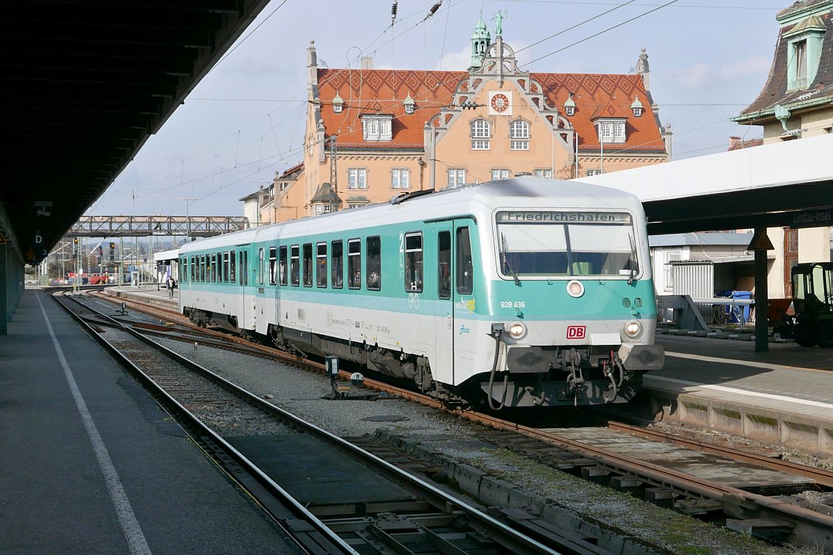 Von Friedrichshafen kommend erreicht 628 436  Anna  am 10.03.2021 als RB 93 / RB 17725 den Zielbahnhof Lindau-Insel. Auf der Zugzielanzeige steht bereits das Ziel, wohin  Anna , auf Grund einer Versptung ohne planmigen, lngeren Aufenthalt in Lindau, fhrt.