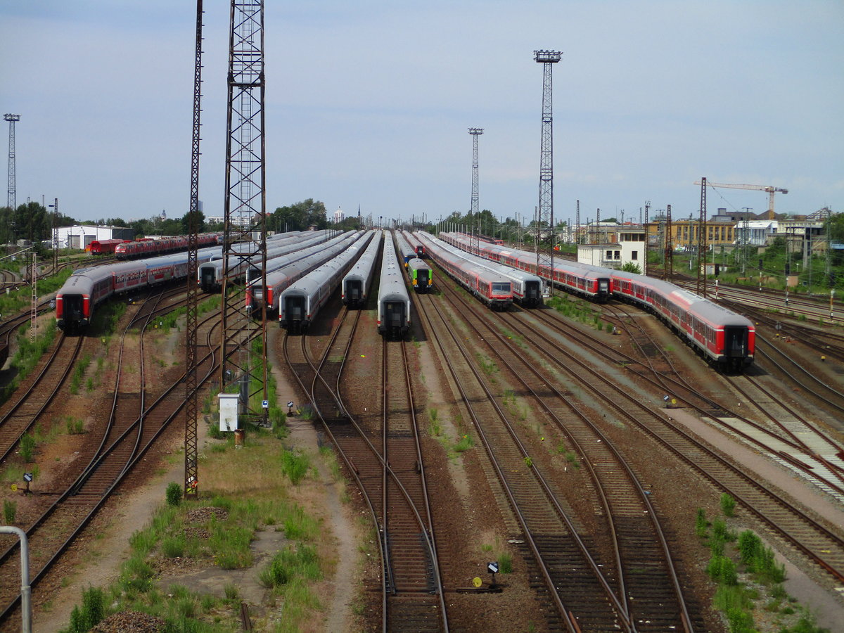 Von einer Fussgängerbrücke aus,in Leipzig Engelsdorf,konnte ich,ähnlich wie in Mukran,am 03.Juni 2020,die abgestellten Reisezugwagen fotografieren.