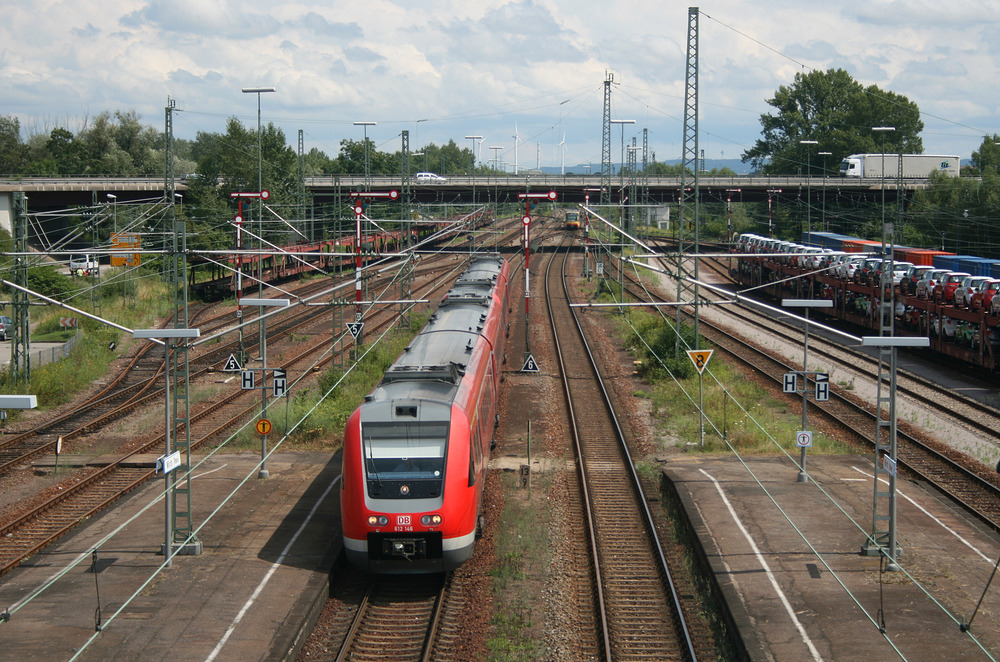 Von der Fußgängerbrücke im Bahnhof Wörth (Rhein) konnte ich das Doppel aus 612 146 und 612 121 ablichten.
Aufnahmedatum: 15.07.2009
