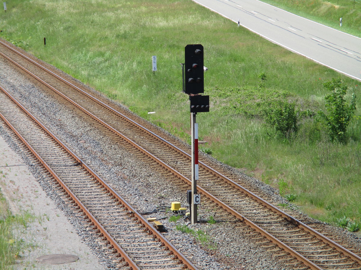 Von der Fussgängerbrücke fotografierte ich das Ausfahrsignal C von Walldorf/Werra,am 29.Mai 2020,Richtung Wasungen.