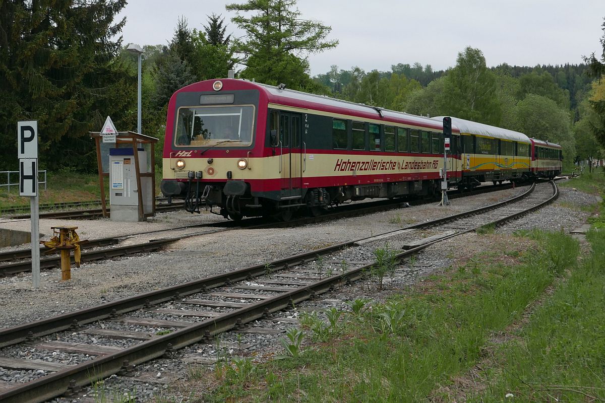 Von Gammertingen kommend fahren VT 41 (626 141-5) der Hohenzollerischen Landesbahn mit Fahrradwagen und VT 42 am Zugende am 05.05.2018 als HzL 87621 n den Bahnhof Hanfertal ein. Nach dem nächsten Halt in Sigmaringen wird der 'NATURPARKEXPRESS' durch das Donautal nach Tuttlingen fahren, von wo aus er noch dreimal zwischen Sigmaringen und Tuttlingen pendeln wird.