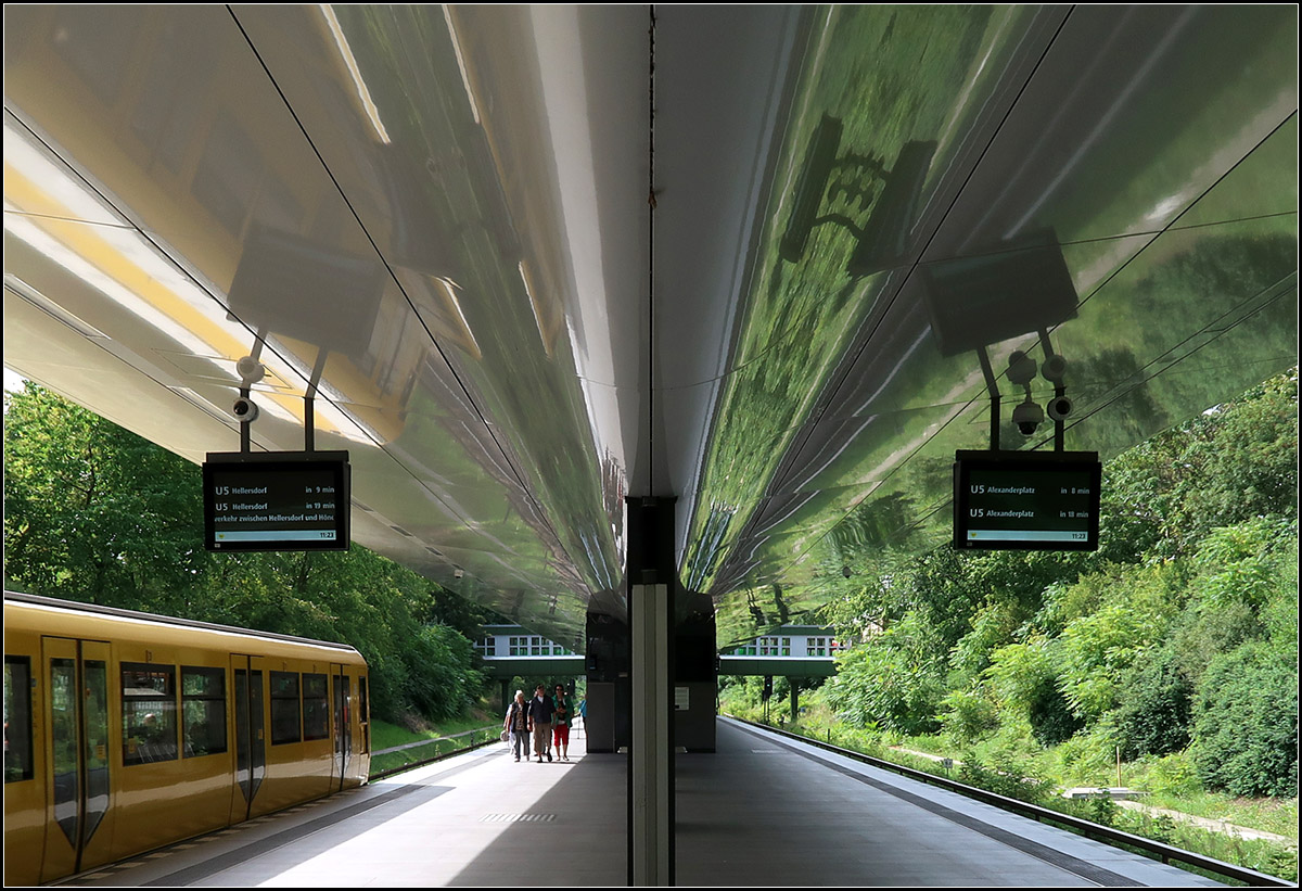 Von Gelb nach Grün -

U-Bahnhof Kiensberg (Garten der Welt) an der U5 in Berlin.

20.08.2019 (M)