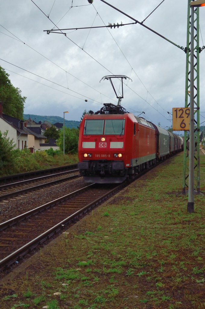 Von Gleis 1 auf Gleis 2 gewechselt ist die 185 085-8 mit ihrem Mischer als sie durch Leutesdorf in Richtung Neuwied unterwegs war an dem Samstagnachmittag. 14.9.2013