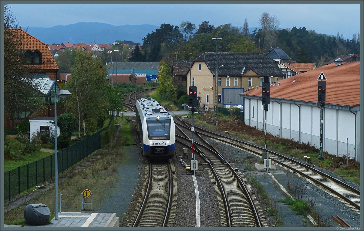 Von Goslar kommend erreicht 622 204 am 31.10.2017 den Bahnhof Vienenburg.