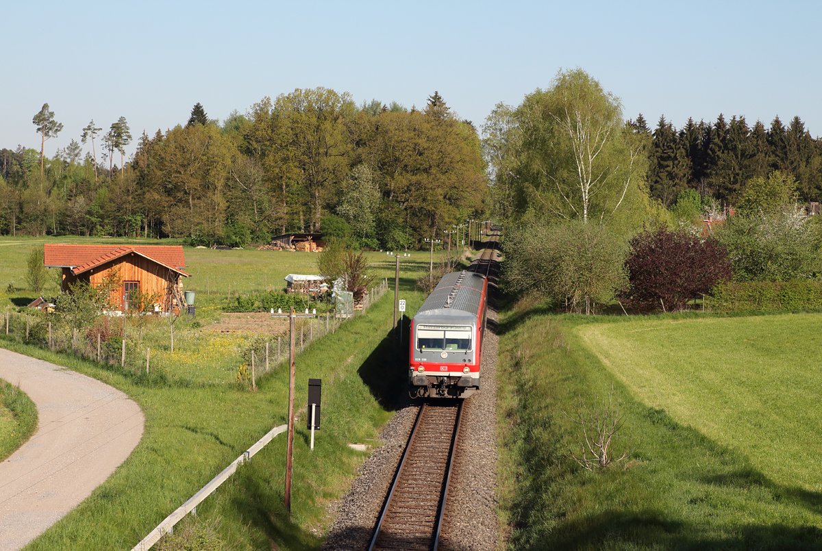 Von Grafing Bahnhof kommend, steuerte 628 596-9 am Morgen des 07.05.16 den Haltepunkt Edling an.