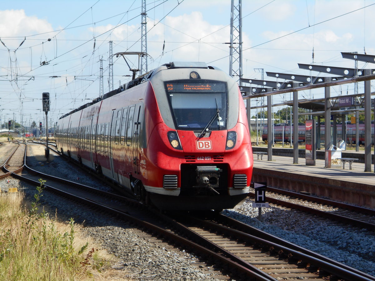 Von Güstrow nach Warnemünde fuhr der 442 851,am 15.Juli 2018,als ich ihn bei der Einfahrt in Rostock Hbf fotografierte.