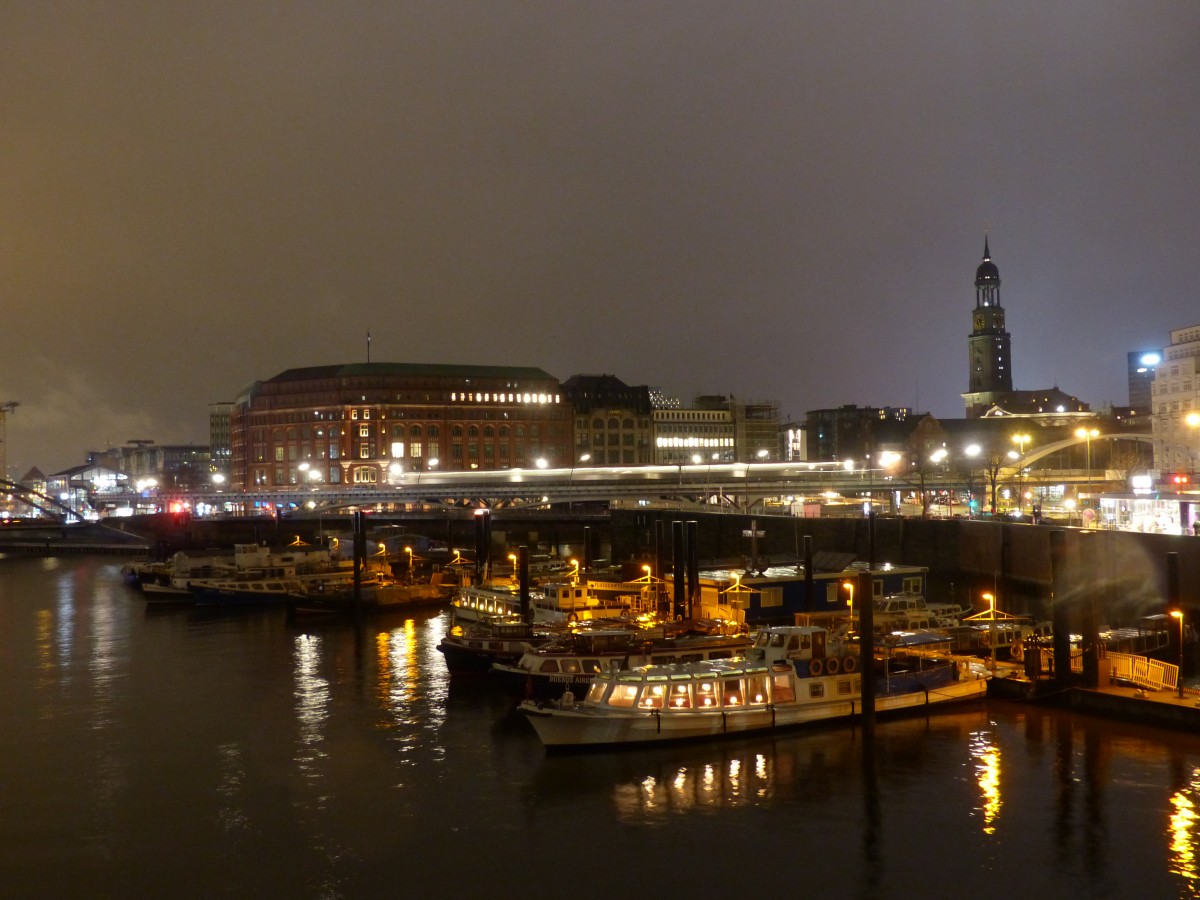 Von der Hafenstadt aus kann man auch die Hochbahn zwischen Baumwall und Rödingsmarkt beobachten. Auch den Abendstunden ergibt sich ein farbenfroher Eindruck. 7.12.2013