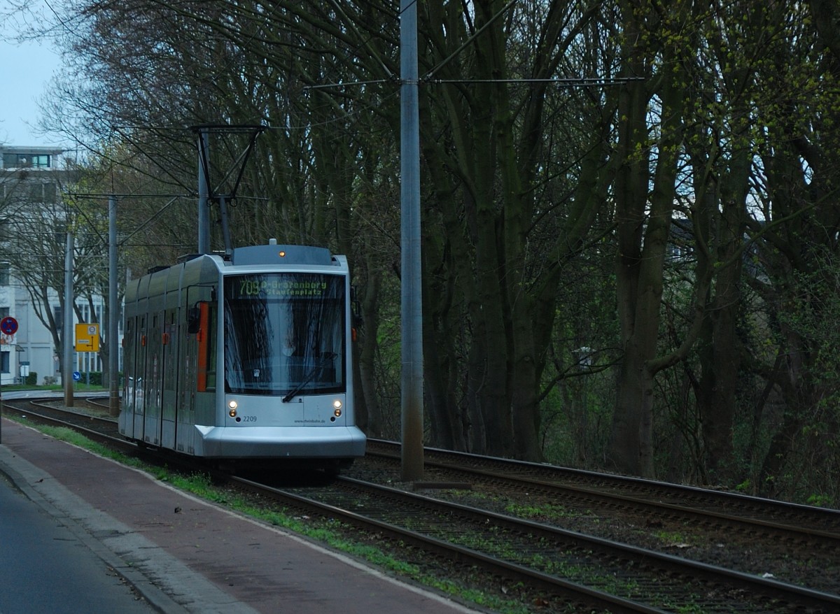 Von der Haltestelle Neuss Stadthalle, die End- und Ausgangshaltestelle der Linie 709 ist, fährt der Zug 2209 auf der Stresemannallee in Richtung Düsseldorf-Grafenberg Staufenplatz. Freitag 21.3.2014