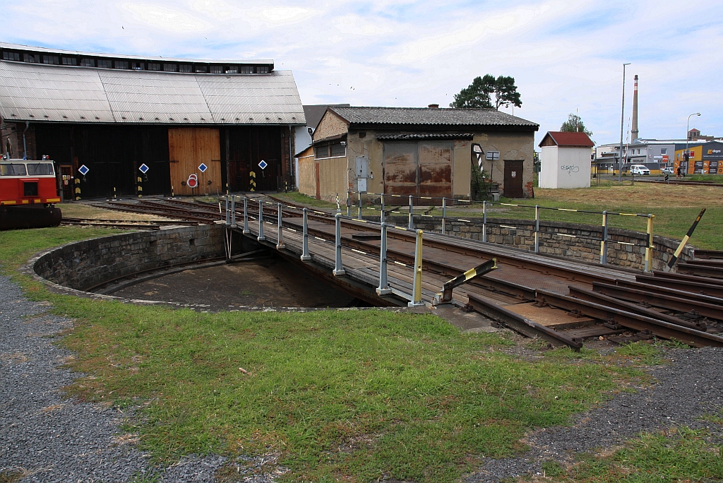 Von Hand angetriebene Drehscheibe im Bahnbetriebswerk beim Bahnhof Kromeriz, wo auch das Eisenbahnmuseum Kromeriz untergebracht ist, am 06.Juli 2019.