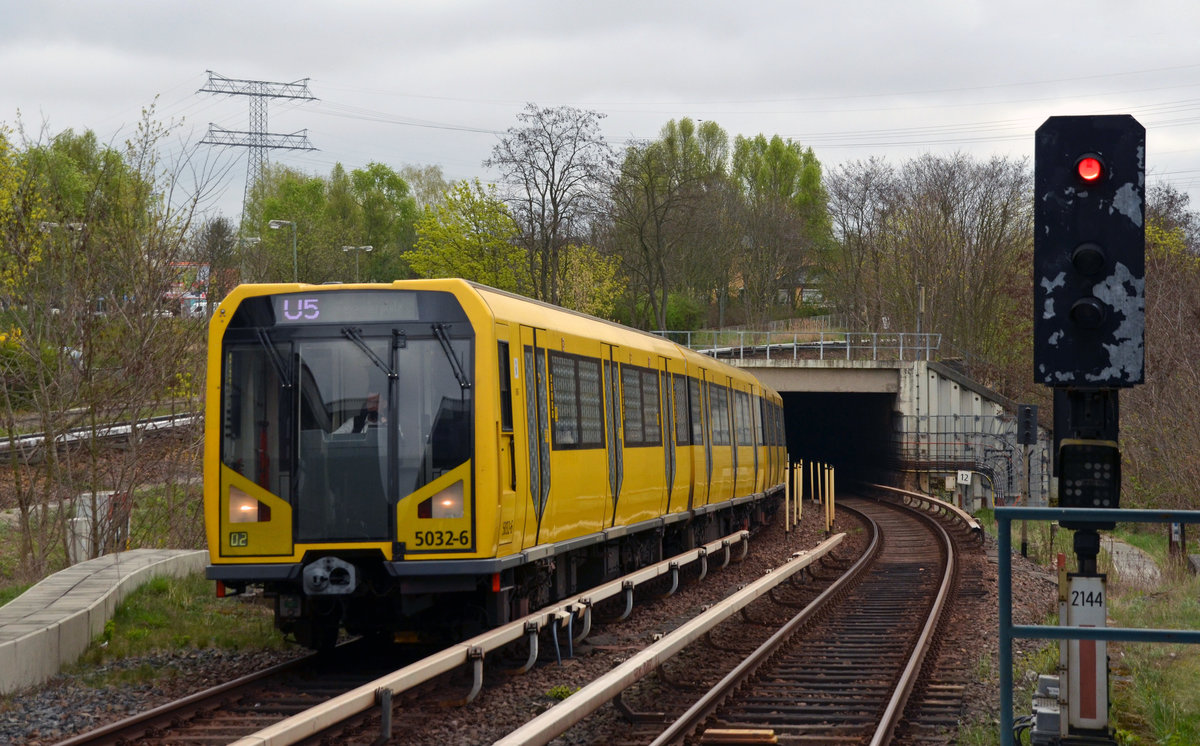Von Hönow kommend erreicht diese U-Bahn am 08.04.17 den Haltepunkt Wuhletal. Anschließend setzte sie ihre Fahrt zum Linienendpunkt Alexanderplatz fort.