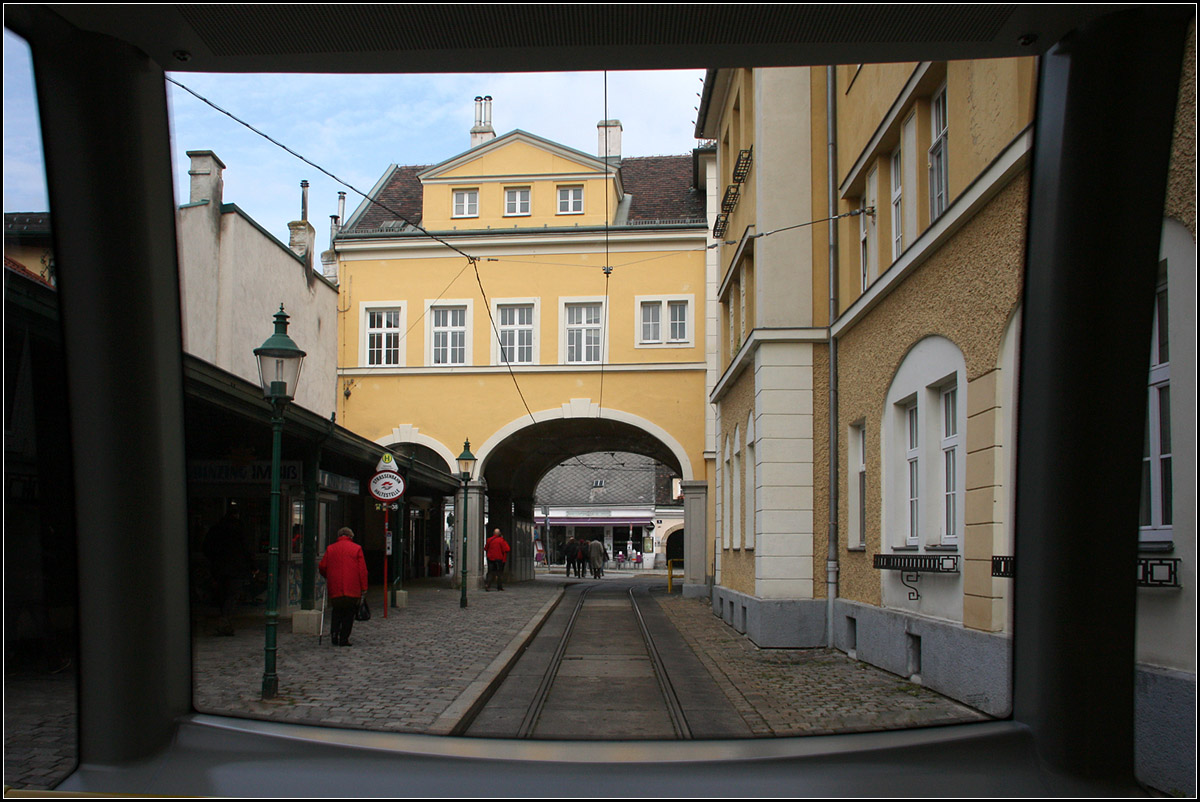 Von Innen - 

Endhaltestelle Grinzing der Wiener Straßenbahnlinie 38. Interessant die Anlage der Station im Innenhofbereich eines Häuerblocks. 

08.10.2016 (M)