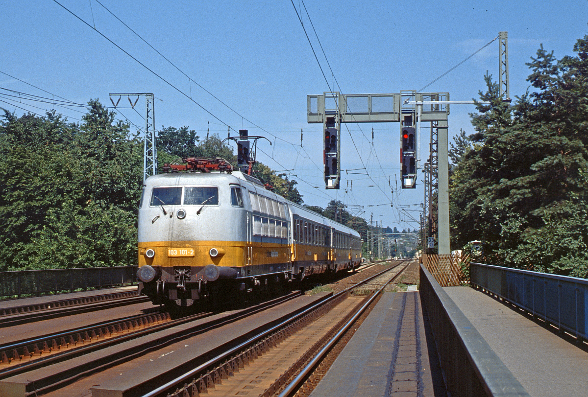 Von Juni 1991 bis Mai 1993 war der über die neu eröffneten SFS Mannheim - Stuttgart geführte LH-Airport-Express zwischen Frankfurt und Stuttgart (4 Zugpaare täglich) planmäßig mit der entsprechend hergerichteten 103 101 bespannt. Aufnahme im August 1992 in Frankfurt - Sportfeld.