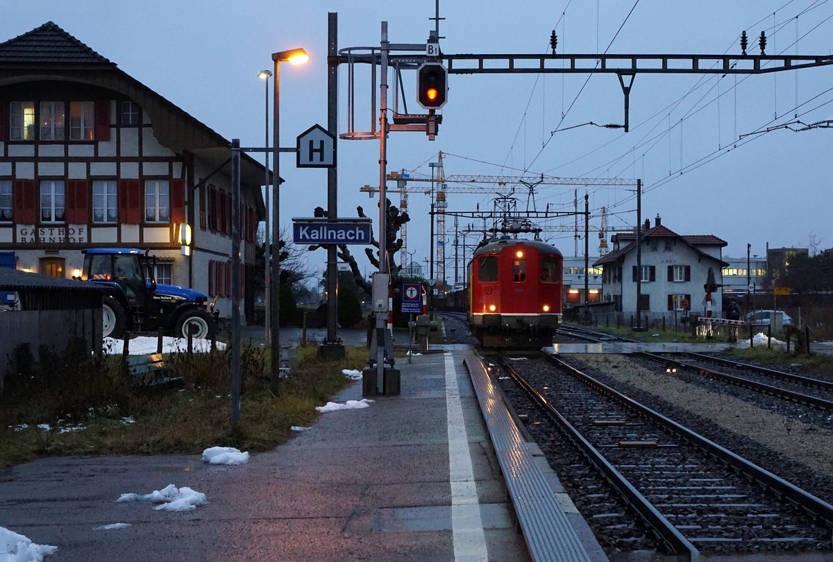 VON KALLNACH NACH TSCHECHIEN.
Bahnmuseum Kerzers:
Am 11. Dezember 2017 haben zwei Speisewagen ehemals OeBB/SBB und ein G-Wagen ehemals OeBB/BLS das Bahnmuseum Kerzers verlassen. Die Aussortierung dieser Wagen aus der umfangreichen Sammlung erforderte mehrere Rangierfahrten mit der Re 4/4 I 10009 und dem Tm 65. Erst am späten Abend, bereits bei Dunkelheit stand der Überführungszug für die erste Fahrt bis Olten Hammer in Kallnach zur Abfahrt bereit. Nach einer Fahrt von mehreren Tagen sind die drei Wagen inzwischen ohne Zwischenfälle an ihrem Zielort in Tschechien angekommen.
Leider war am 11. Dezember 2017 das Wetter sehr schlecht. Trotz den starken Regenfällen versuchte ich dieses einmalige Ereignis zu dokumentieren.
Foto: Walter Ruetsch  