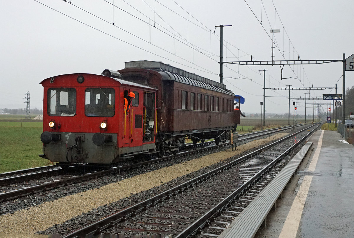 VON KALLNACH NACH TSCHECHIEN.
Bahnmuseum Kerzers:
Am 11. Dezember 2017 haben zwei Speisewagen ehemals OeBB/SBB und ein G-Wagen ehemals OeBB/BLS das Bahnmuseum Kerzers verlassen. Die Aussortierung dieser Wagen aus der umfangreichen Sammlung erforderte mehrere Rangierfahrten mit der Re 4/4 I 10009 und dem Tm 65. Erst am späten Abend, bereits bei Dunkelheit stand der Überführungszug für die erste Fahrt bis Olten Hammer in Kallnach zur Abfahrt bereit. Nach einer Fahrt von mehreren Tagen sind die drei Wagen inzwischen ohne Zwischenfälle an ihrem Zielort in Tschechien angekommen.
Leider war am 11. Dezember 2017 das Wetter sehr schlecht. Trotz den starken Regenfällen versuchte ich dieses einmalige Ereignis zu dokumentieren.
Foto: Walter Ruetsch  