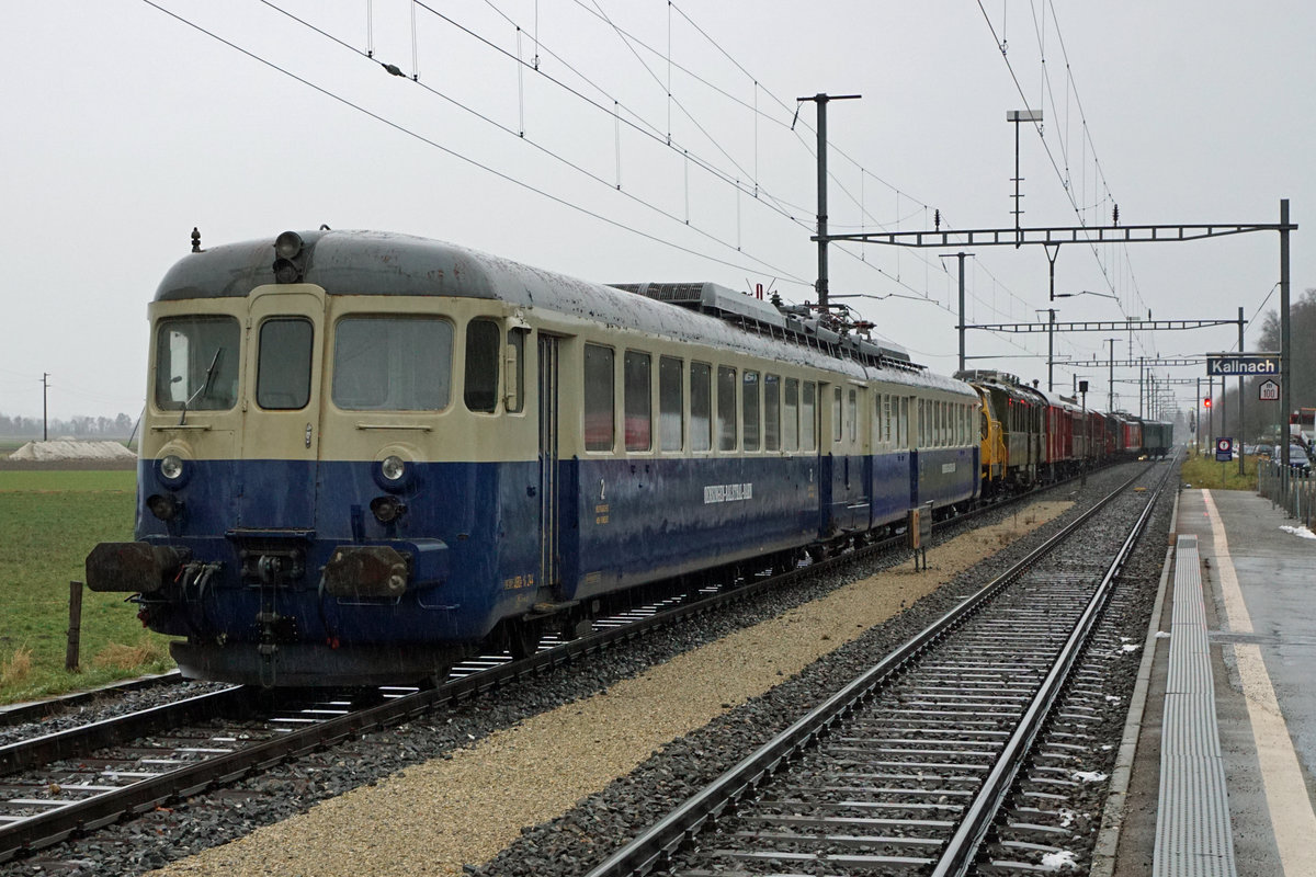 VON KALLNACH NACH TSCHECHIEN.
Bahnmuseum Kerzers:
Am 11. Dezember 2017 haben zwei Speisewagen ehemals OeBB/SBB und ein G-Wagen ehemals OeBB/BLS das Bahnmuseum Kerzers verlassen. Die Aussortierung dieser Wagen aus der umfangreichen Sammlung erforderte mehrere Rangierfahrten mit der Re 4/4 I 10009 und dem Tm 65. Erst am späten Abend, bereits bei Dunkelheit stand der Überführungszug für die erste Fahrt bis Olten Hammer in Kallnach zur Abfahrt bereit. Nach einer Fahrt von mehreren Tagen sind die drei Wagen inzwischen ohne Zwischenfälle an ihrem Zielort in Tschechien angekommen.
Leider war am 11. Dezember 2017 das Wetter sehr schlecht. Trotz den starken Regenfällen versuchte ich dieses einmalige Ereignis zu dokumentieren.
Foto: Walter Ruetsch  