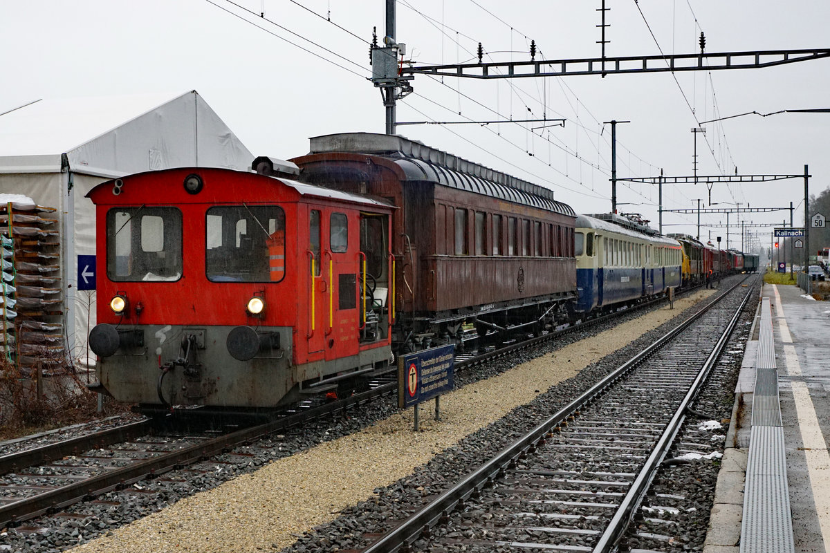 VON KALLNACH NACH TSCHECHIEN.
Bahnmuseum Kerzers:
Am 11. Dezember 2017 haben zwei Speisewagen ehemals OeBB/SBB und ein G-Wagen ehemals OeBB/BLS das Bahnmuseum Kerzers verlassen. Die Aussortierung dieser Wagen aus der umfangreichen Sammlung erforderte mehrere Rangierfahrten mit der Re 4/4 I 10009 und dem Tm 65. Erst am späten Abend, bereits bei Dunkelheit stand der Überführungszug für die erste Fahrt bis Olten Hammer in Kallnach zur Abfahrt bereit. Nach einer Fahrt von mehreren Tagen sind die drei Wagen inzwischen ohne Zwischenfälle an ihrem Zielort in Tschechien angekommen.
Leider war am 11. Dezember 2017 das Wetter sehr schlecht. Trotz den starken Regenfällen versuchte ich dieses einmalige Ereignis zu dokumentieren.
Foto: Walter Ruetsch  