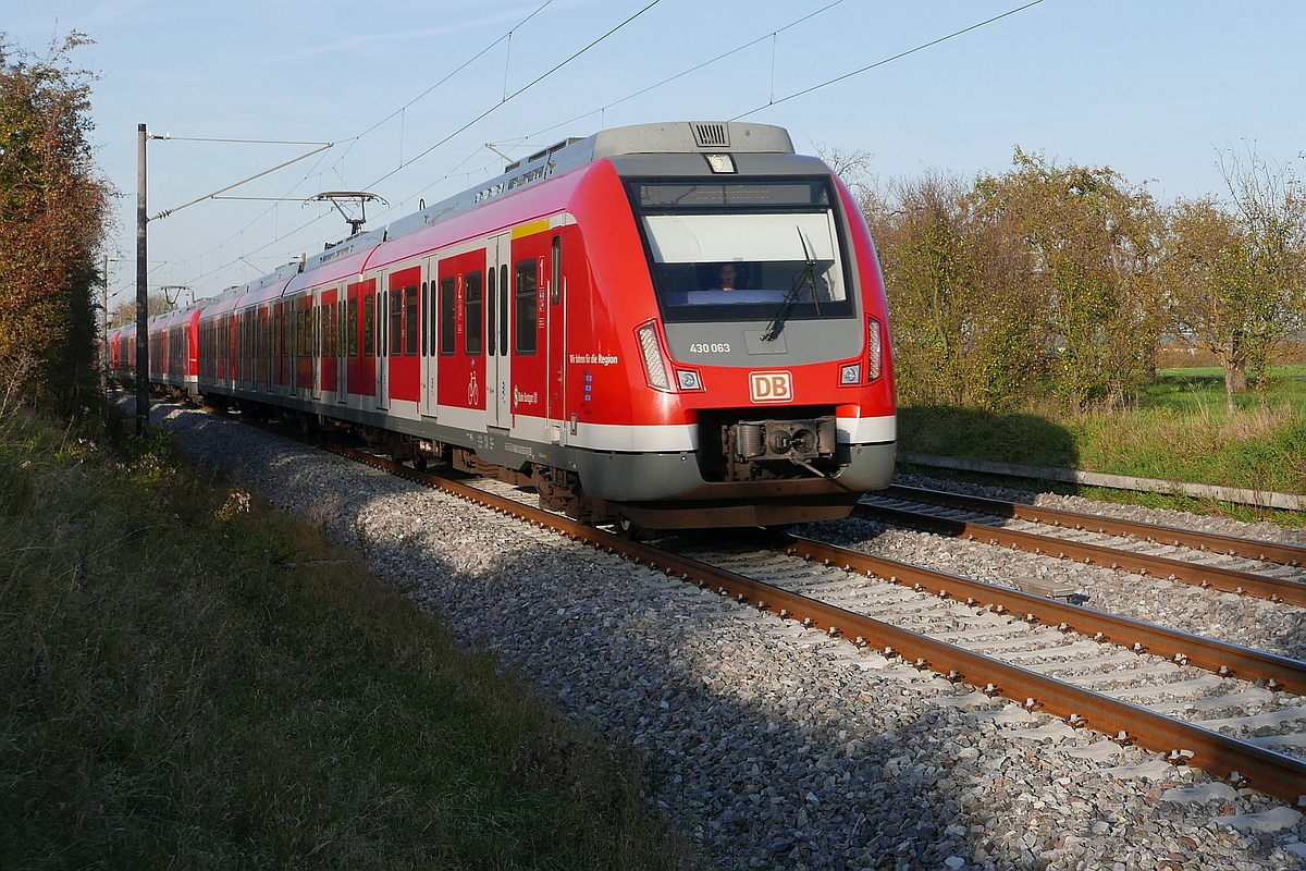 Von Kirchheim (Teck) kommend fährt 430 063 als S1 mit Ziel Herrenberg am 19.10.2017 an Gärtringen vorbei.