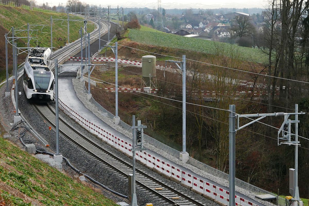 Von Konstanz kommend erreicht RABe 526 773-7 am 27.12.2017 als S14 25843 in Kürze den Zielbahnhof Weinfelden. Der GTW der Thurbo ist bei Unterhard auf dem neu hinzugekommenen zweiten Gleis unterwegs, während das ursprüngliche Gleis einen neuen Unterbau erhält.