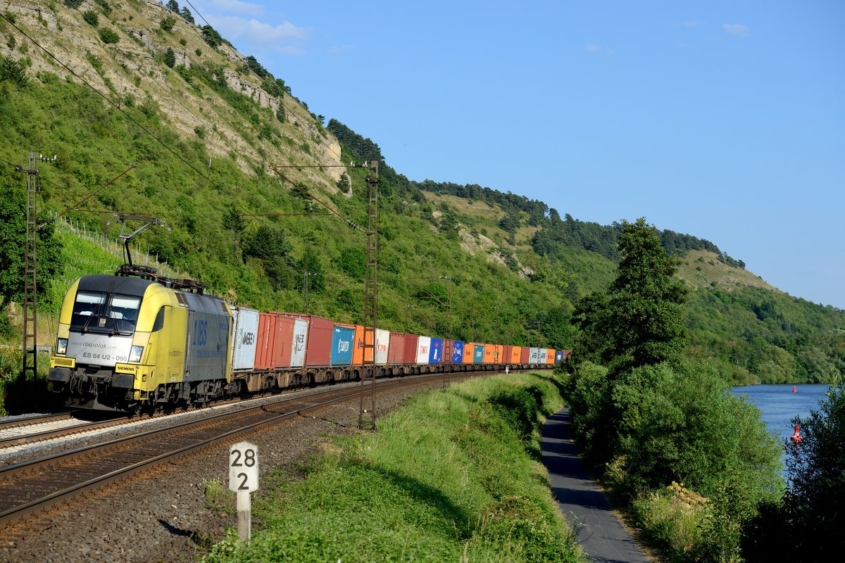 Von Kornwestheim nach Mühlenwerder verkehrt DGS 69360, eine Containerzugleistung von Boxxpress. Am Abend des 20. Juli 2013 konnte der Zug, geführt von ES 64 U2 096 bei Gambach im Maintal abgelichtet werden.