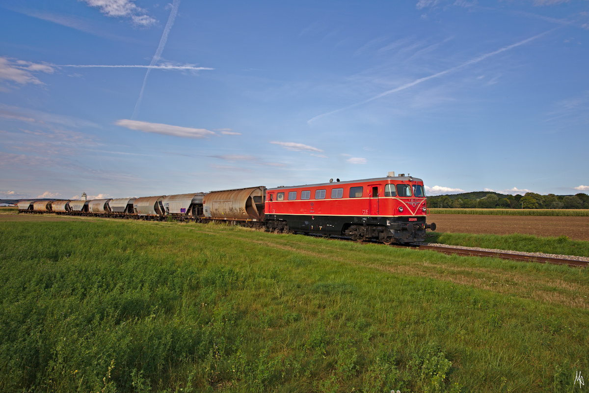 Von den Lagerhäsuern Ernstbrunn, Wetzleinsdorf und Rückersdorf-Harmannsdorf gab es mehrere Betreidetransporte nach Italien. Am 19.08.2019 hat die 2050.09 diesen Transport übernommen. Die Aufnahme zeigt den Zug zwischen Rückersdorf-Harmannsdorf und Stetten.