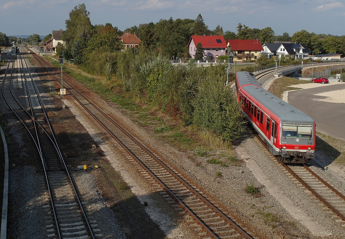 Von Laupheim Stadt kommend wechselt 928 555 kurz hinter dem Bahnhof Laupheim West von der Stichstrecke wieder auf die Hauptstrecke der S�dbahn. Am 11.09.2015 ist 928 555 als RB 22589 von Langenau nach Biberach (Ri�) S�d unterwegs.