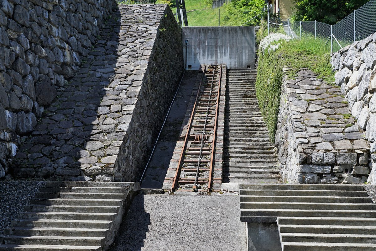 Von Lauterbrunnen führte eine Standseilbahn mit einer maximalen Steigung von 60 Prozent bis zur Bergstation Grütschalp hinauf. 
Zugunsten zur Aufnahme der Arbeiten am Bau der Luftseilbahn Lauterbrunnen–Grütschalp wurde die Standseilbahn am 23. April 2006 endgültig stillgelegt.
Noch erinnert ein kurzer Geleiseabschnitt bei der Station Lauterbrunnen an die ehemalige Standseilbahn. Aufnahme vom 18. Mai 2018.
Foto: Walter Ruetsch
