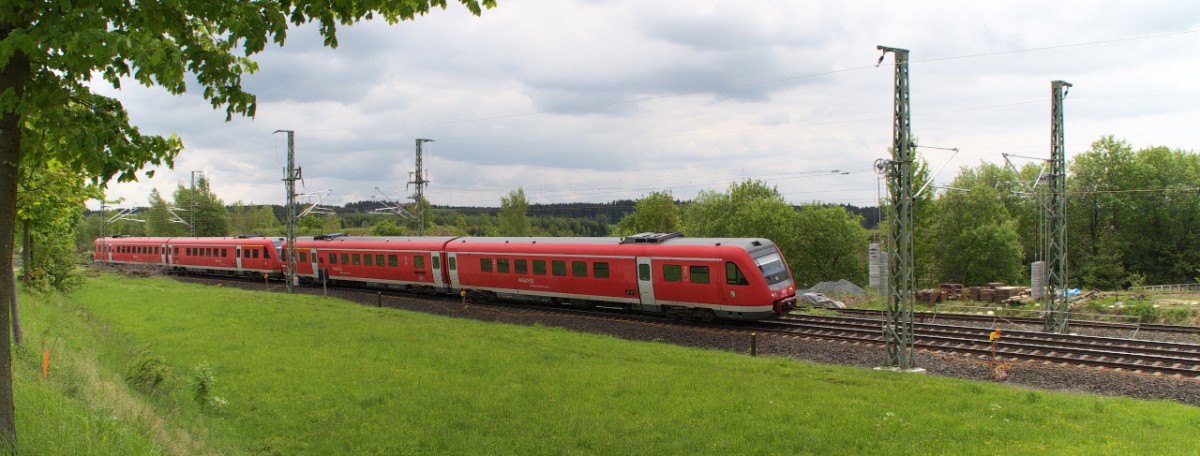 Von Leipzig aus konnte man schon zu Zeiten der DR bis Reichenbach/Vogtland oberer Bahnhof unter Fahrdraht fahren.

Nur noch wenige Kilometer fehlten im Mai 2013 bis zum Lckenschlu zwischen Plauen oberer Bahnhof und Hof.

Geplant ist eine S-Bahn Linie von Leipzig bis Hof, die 612er nach Dresden sollen vorerst noch weiter fahren, zumindest die IRE Zge.

Die Leistungen Erfurter Bahn nach Gera werden mit Dieseltriebwagen erhalten bleiben, denn deren Fahrziele liegen im Bereich des Fahrdraht losen Eisenbahnwesens.

Ein 612er Doppel hat die hchste Stelle der Strecke im Vogtland erreicht und hat das Endziel Dresden, der nchste planmige Halt von RE 3791 wird in Plauen oberer Bahnhof sein.

Bahnstrecke 6362 Leipzig - Hof
