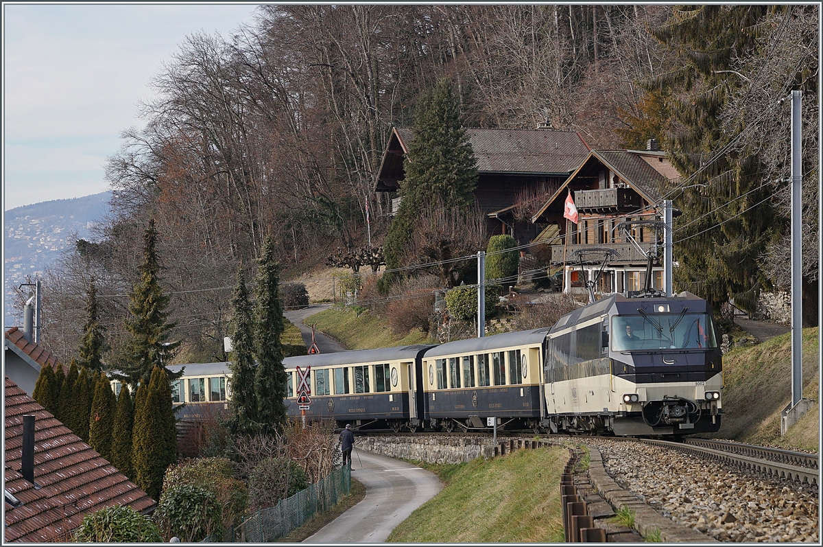 Von Les Avants, auf 970 müM gelegen, nach Montreux noch auf 395 müM überwindet die MOB einen Höhenunterschied von 575 Metern. Dazu wurde das Trasse der Strecke in Schleifen dem Hang entlang gebaut. Dies ergibt für die Reisenden eine grandiose Aussicht und für den Fotografen den Vorteil, auf den wechselnden Stufen den Zug je nach Fahrtrichtung immer im Licht zu haben; soweit die Theorie. In Wirklichkeit sind für die Zügen mit der Lok Seite Montreux besonders auf dem Abschnitt Planchamp - Montreux die Verhältnisse am Besten, während in der Gegenrichtung zwischen Chernex und Sonzier die Möglichkeit besteht, die Züge im  guten  Licht zu fotografieren mit der Einschränkung, dass dies nur mit einem recht spitzen Winkel machbar ist. Und da die neuen Golden Pass Express Züge ihre Lok Seite Zweisimmen haben, suchte sich die bereits genutzten Fotostelle nach langen wieder einmal auf. Doch zuerst folgen zwei Bilder aus vergangenen Jahren: die Ge 4/4 8002 ist bei Chernex mit eine Golden Pass Classique Express auf der Fahrt von Montreux nach Zweisimmem.

9. Januar 2021