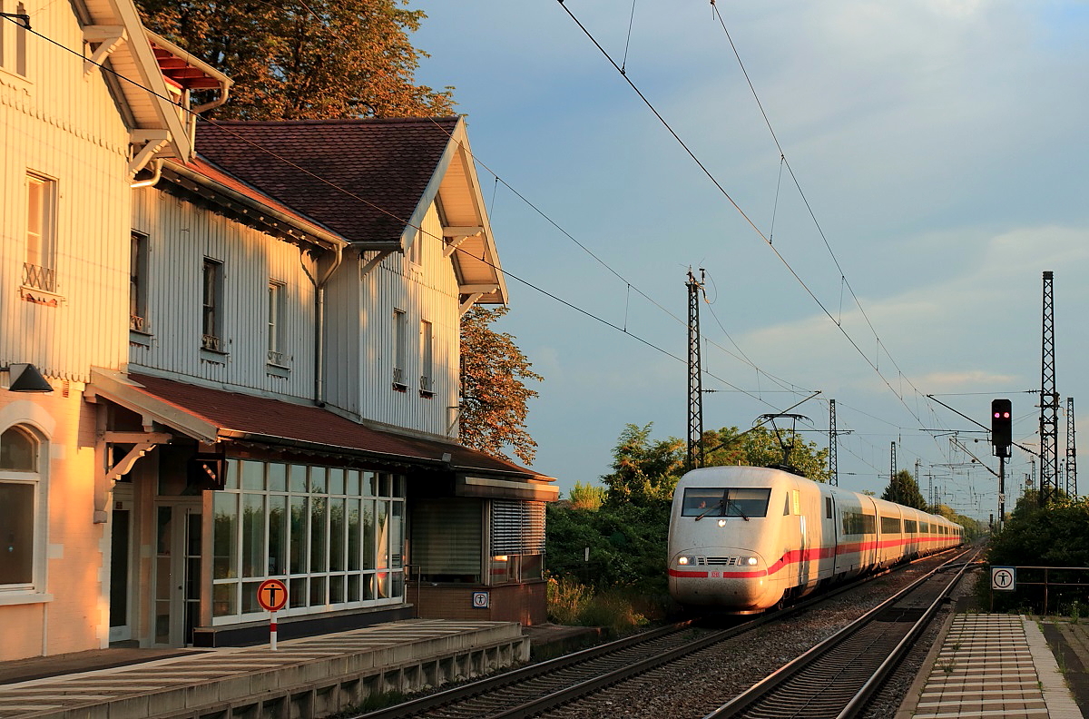 Von den letzten Sonnenstrahlen des Tages beschienen durchfährt ein ICE 1 am 24.07.2015 den Bahnhof Heitersheim