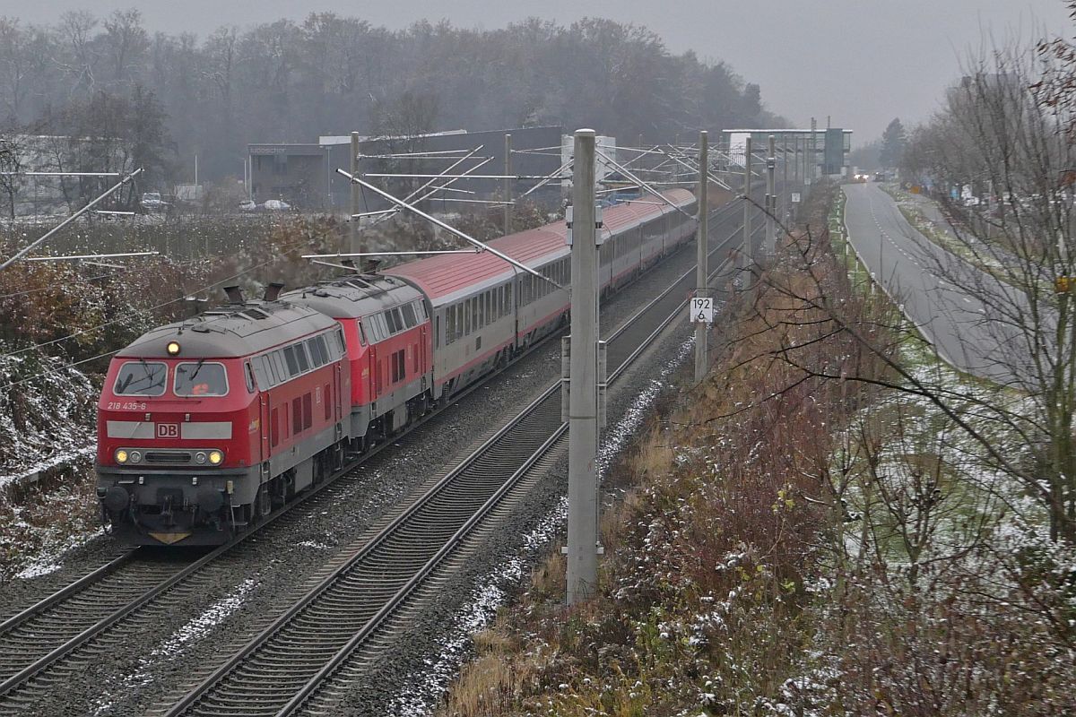 Von Lindau-Insel kommend ziehen 218 435-6 und 218 499-2 die Wagen des IC 118  BODENSEE , Innsbruck - Bochum, nach Stuttgart. Aufnahme in der Nähe der Haltestelle Friedrichshafen-Flughafen am 26.11.2021.
