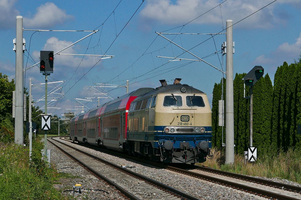 Von Lindau kommend schiebt 218 460-4  Conny  der Westfrankenbahn am 11.09.2020 bei Bad Schussenried die Wagen des RE 4222 Richtung Stuttgart.