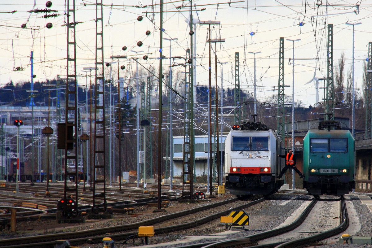 Von links nach rechts: 185 580-8  Jana  von Crossrail steht in Aachen-West mit Licht an ,145 CL-005 auch von Crossrail rangiet in Aachen-West am Nachmittag vom 22.2.2014.
