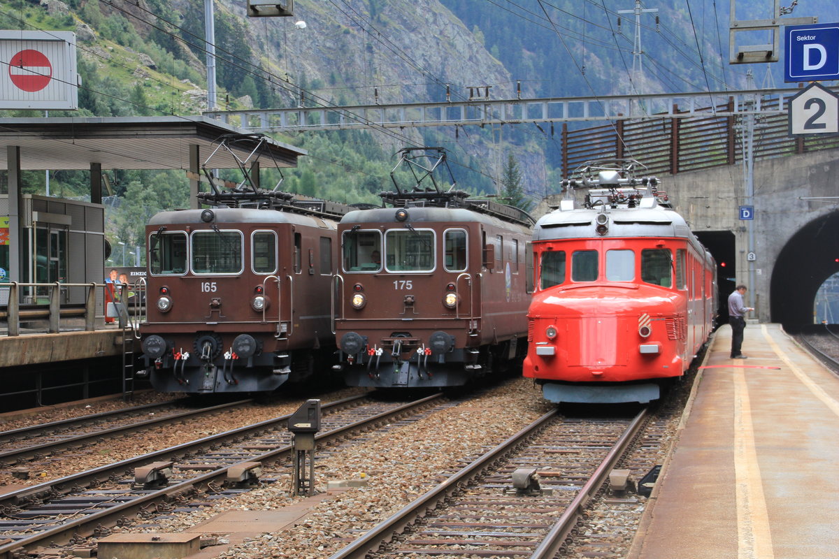 Von links nach rechts: Re 4/4 165+175 vom BLS-Autoverlad mit dem  Roten Pfeil  der SSB am 07.09.2013 im Bahnhof Goppenstein. 