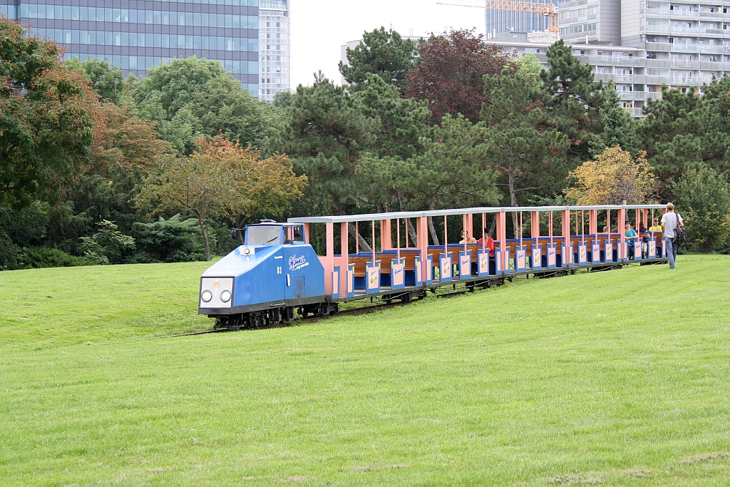 Von der Lok D 3 der wiener Donauparkbahn gezogener Zug am 06.September 2014 im Gefälle zwischen den Haltestellen Donaucity und Rosenschau.