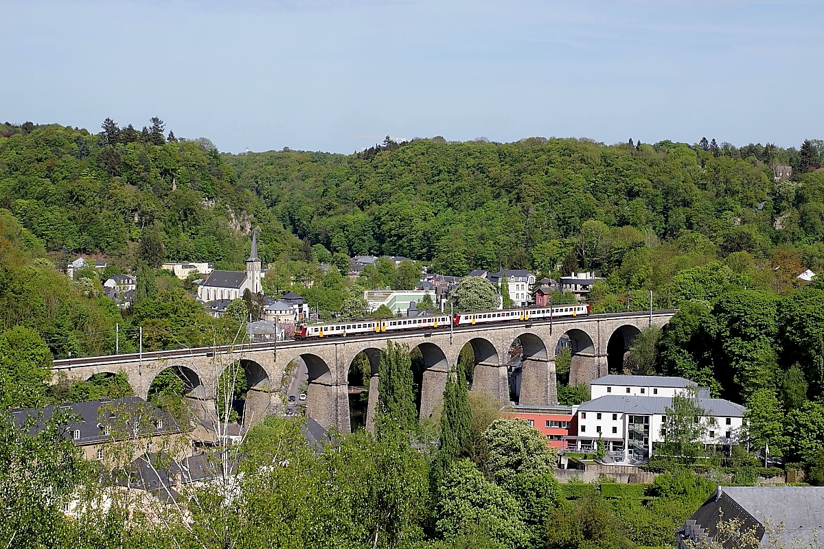 Von der luxemburger Altstadt bieten sich immer wieder faszinierende Ausblicke auf die Viadukte der Nordbahn: Ein 2200-Doppel überquert am 27.04.2018 den Pfaffental-Viadukt