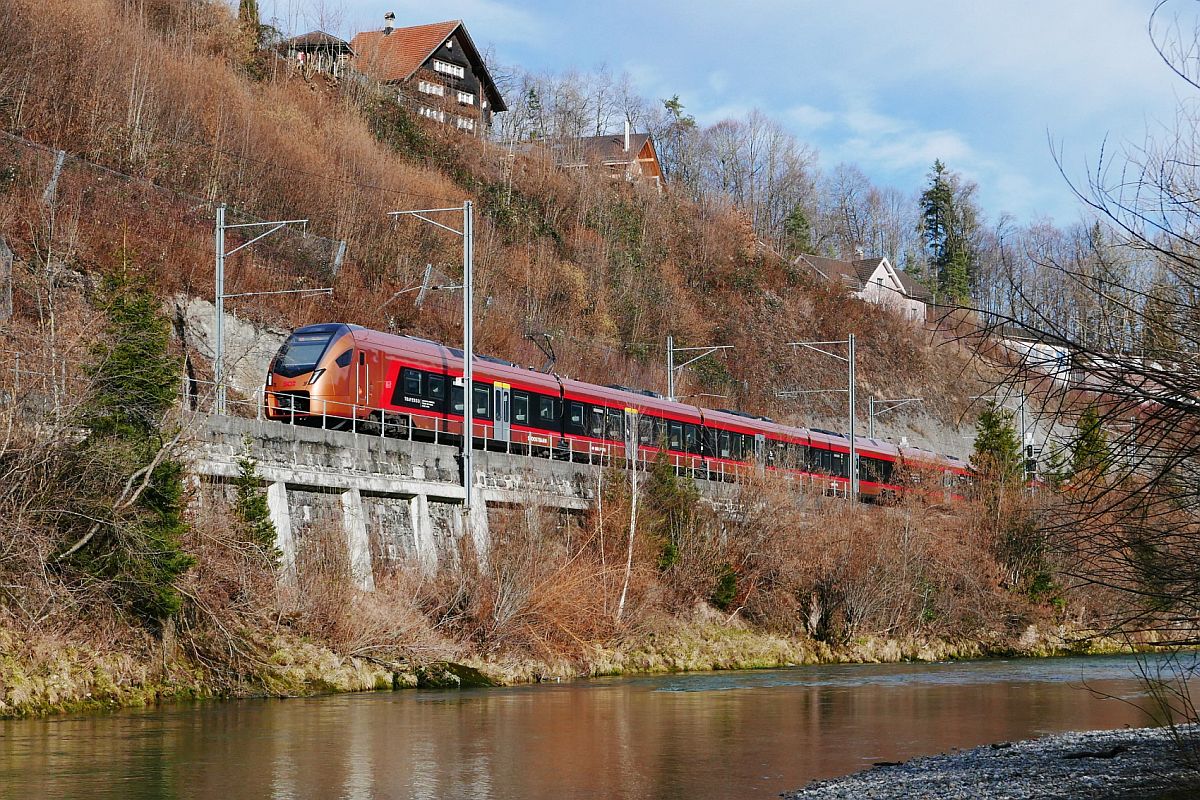 Von Luzern kommend befindet sich zwischen Wattwil und Lichtensteig der Traverso der Südostbahn am 15.02.2020 als PanoramaExpress PE 2017 auf der Fahrt nach St. Gallen.