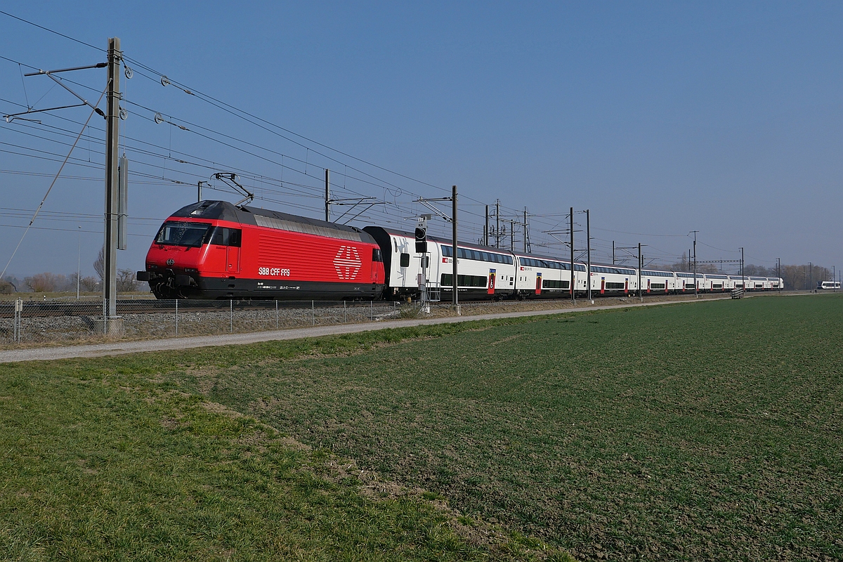 Von Luzern kommend schiebt Re 460 099-5 bei Tägerwilen die Wagen des IR 2119 nach Konstanz (04.03.2023)