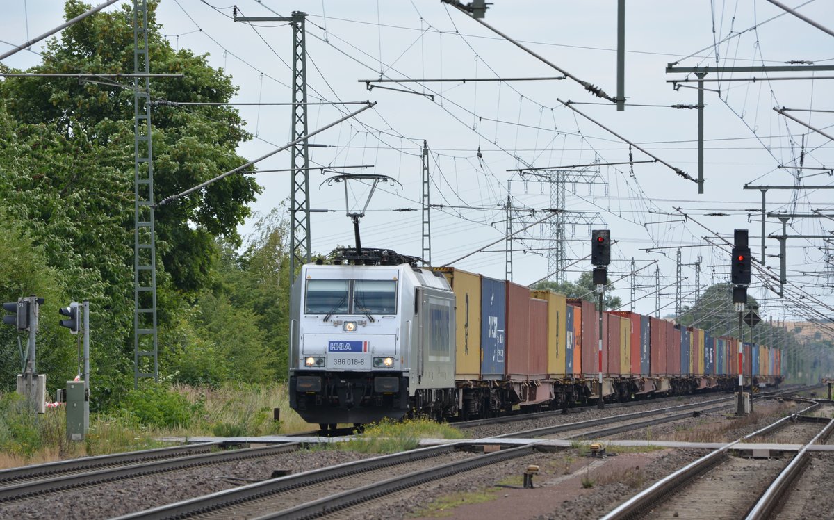 Von Magdeburg kommend fuhr 386 018-6 mit einem Containerzug durch Wefensleben Richtung Helmstedt.

Wefensleben 18.07.2016