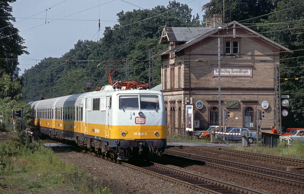 Von Mai 1990 und Mai 1991 verkehrten die ersten zwei neu eingefürten Airport-Express-Zugpaar Frankfurt - Stuttgart mit 111 049, die nach ihrem Einsatzende in LH-Diensten noch relativ lange in ihrer besonderen Lackierung im normalen Frankfurter 111-Planunterwegs war, während 103 101 sofort nach Einsatzende rot mit  Latz  umlackiert wurde. Buchschlag-Sprendlingen (Juli 1990).