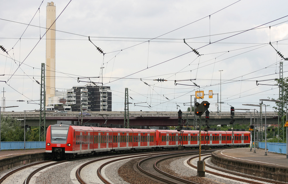Von Mainz als RB 44 kommend fahren 425 124 sowie ein weiterer Vertreter dieser Baureihe in den Ludwigshafener Hbf ein.
Aufnahmedatum: 06.07.2012