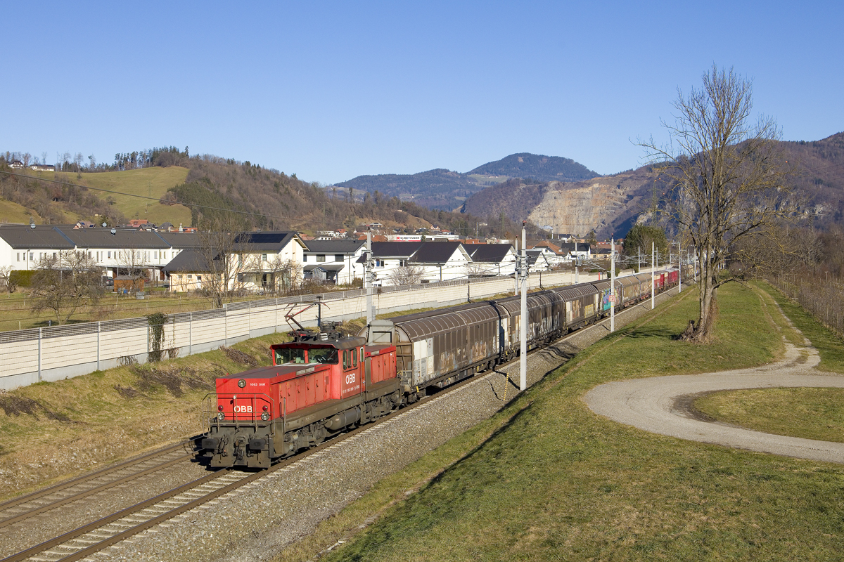 Von Montag bis Freitag wenn Werktag fährt üblicherweise eine 1063 vormittags einen Güterzug von Graz Vbf nach Frohnleiten und retour. Am 18. Dezember 2023 hatte 1063 008 die Ehre, diese Leistung zu übernehmen. Hier hat sie in Frohnleiten den 62757 übernommen und bringt denZug bei Stübing in Richtung Graz. 