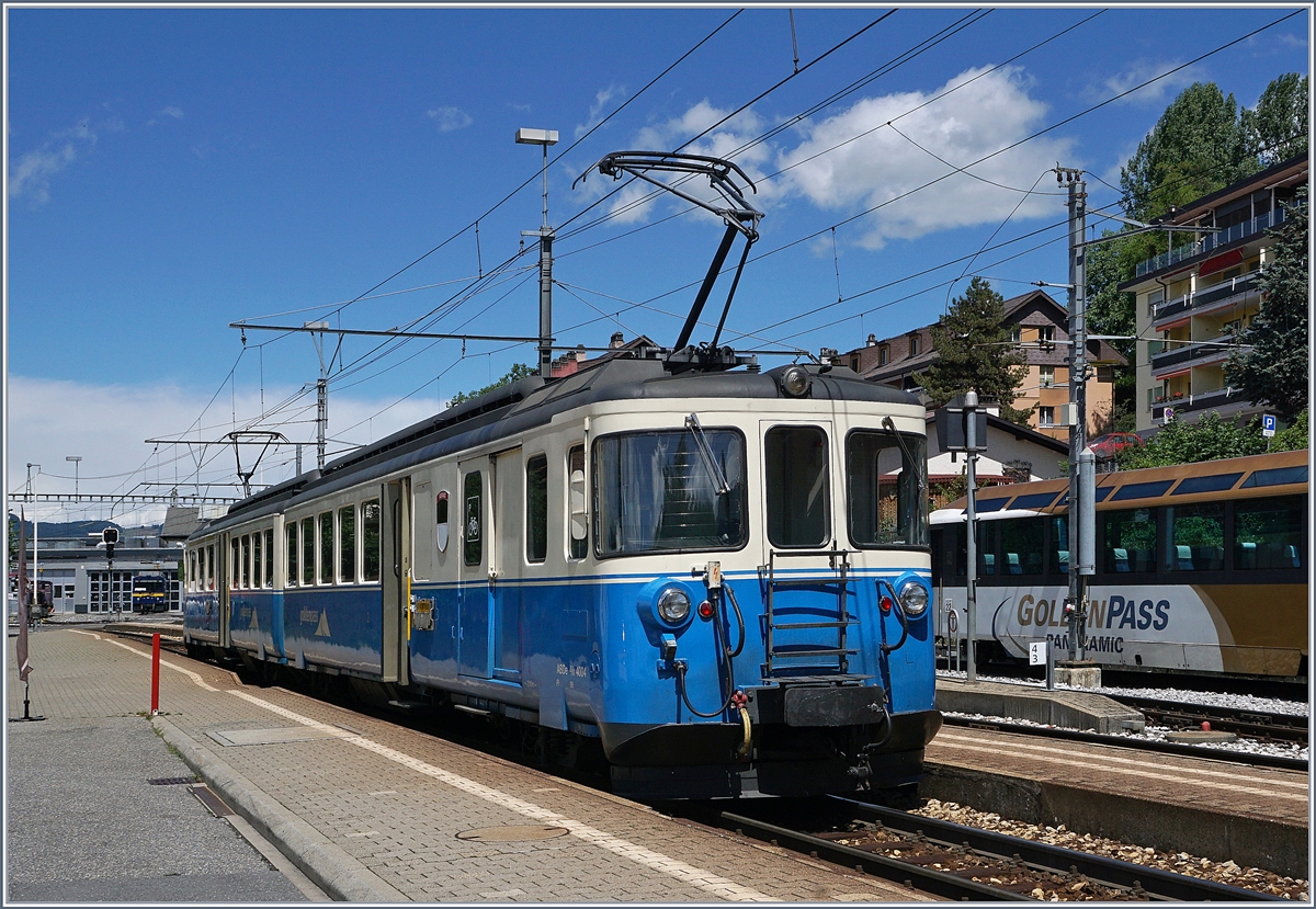 Von Montreux als Leermaterialzug in Chernex eingetroffen wendet der MOB ABDe 8/8 4004  Fribourg  auf den Regionalzug 2327 nach Montreux.
30. Juni 2017