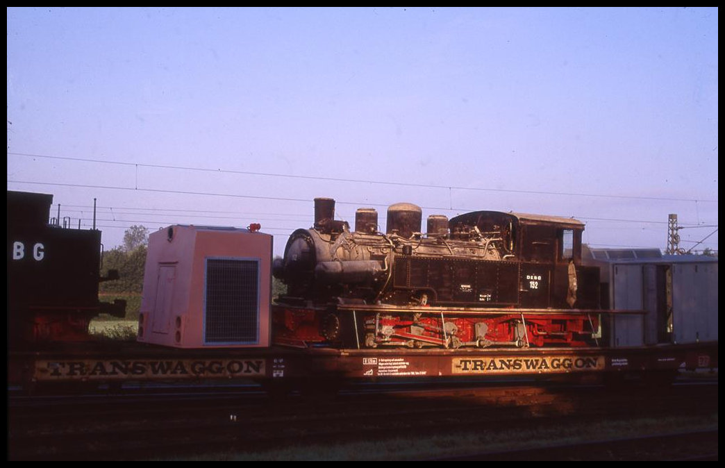 Von der Morgensonne angestrahlt steht die DGEG 152 Schmalspurlok auf einem Flachwagen im BW Lengerich Hohne. Die Lok war am 30.10.1997 als Arbeitsmaterial für die TWE Werkstatt nach Lengerich gekommen.