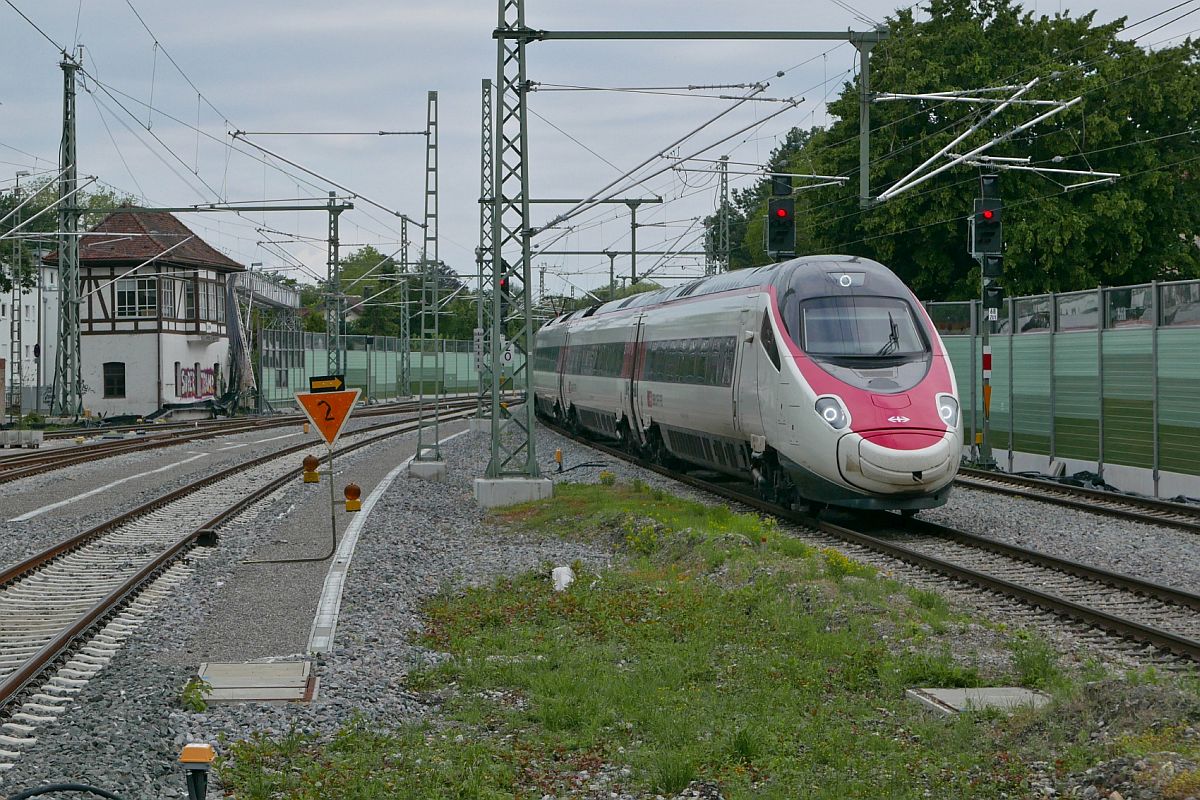 Von Mnchen kommend erreicht RABe 503 015 am 02.07.2021 als ECE 198 nach Zrich den letzten Halt in Deutschland, Lindau-Reutin. Aufnahmestandort am Ende des Bahnsteigs.