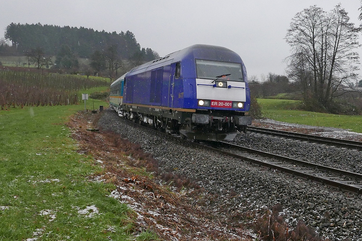Von M�nchen kommend f�hrt ER 20-001 (9280 1223 001-9 D-BRLL) als ALX 84136 bei Bodolz zum Bodensee hinab und wird in wenigen Minuten das Ziel, den Lindauer Hauptbahnhof erreichen (16.12.2017).