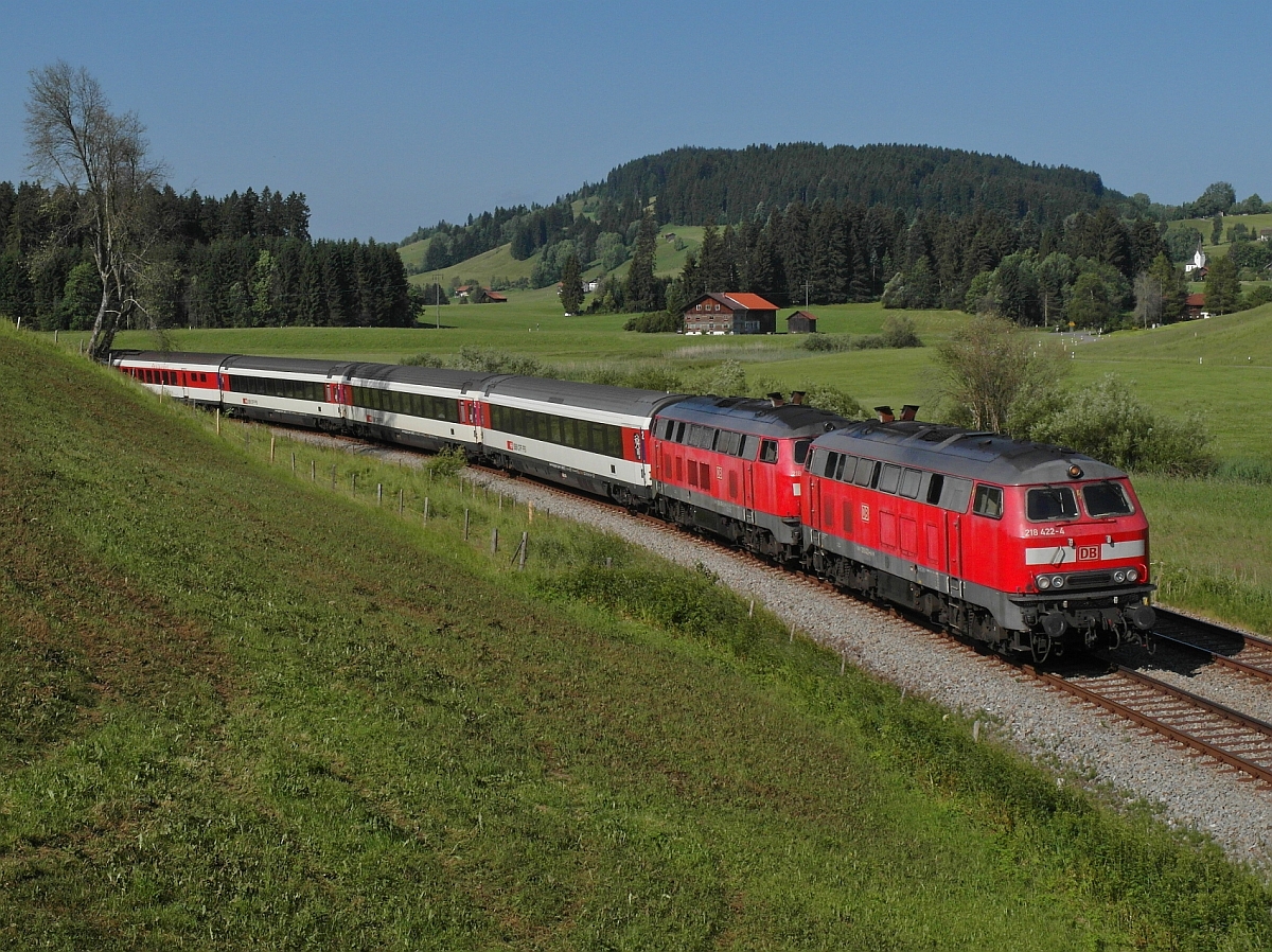 Von Mnchen kommend ziehen 218 422-4 und eine weitere 218er die Wagen des EC 196 mit dem Ziel Zrich bei Zell durch das Allgu nach Lindau (15.06.2014).