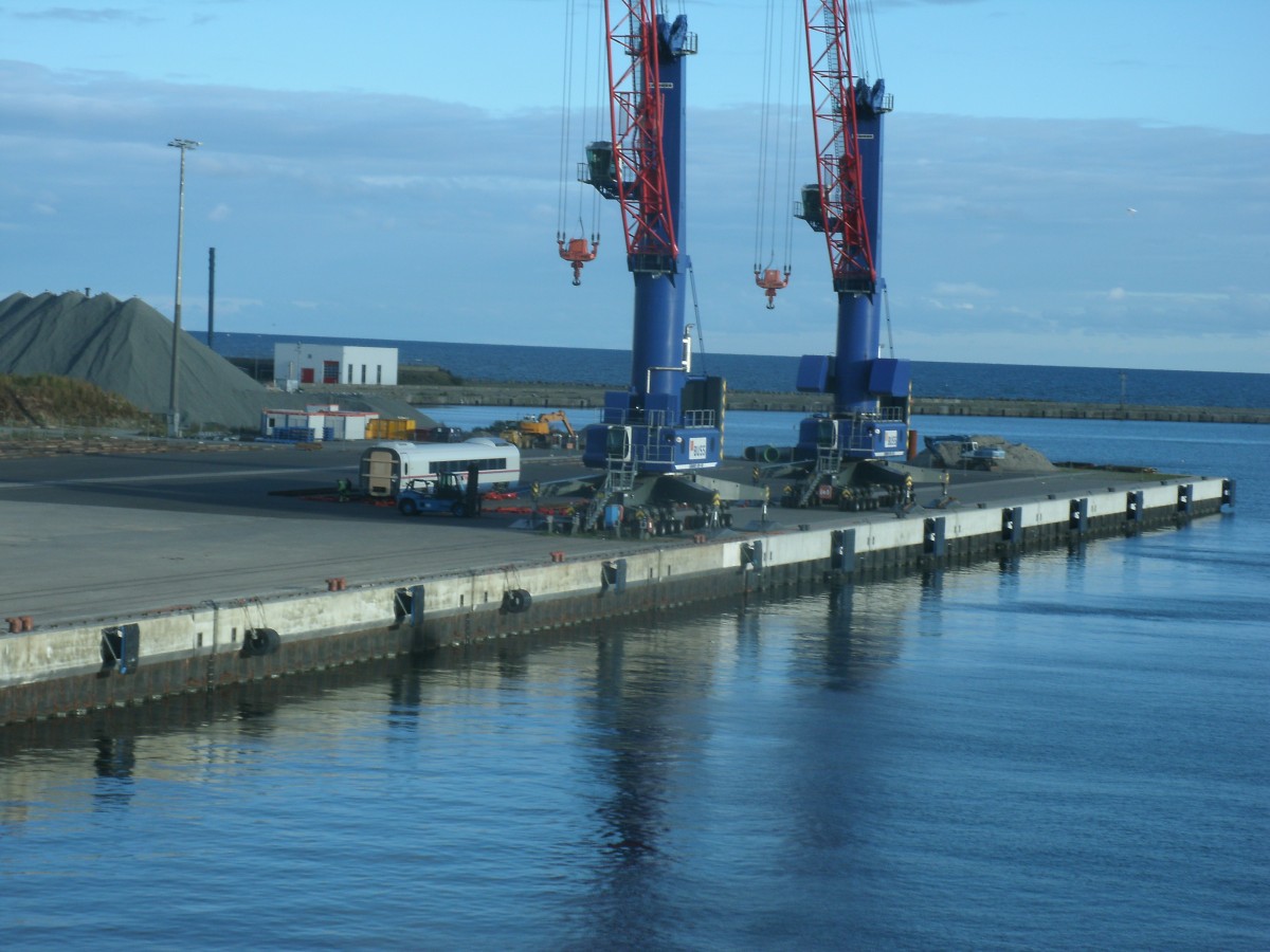 Von der Mukraner Fussgngerbrcke fotografierte ich,am 01.Oktober 2013,diesen VELARO-RUS-Mittelwagen der im Hafen stand.Obwohl die Auslieferung der VELAROzge lngst abgeschlossen ist,hat man diesen Mittelwagen irgendwie vergessen.