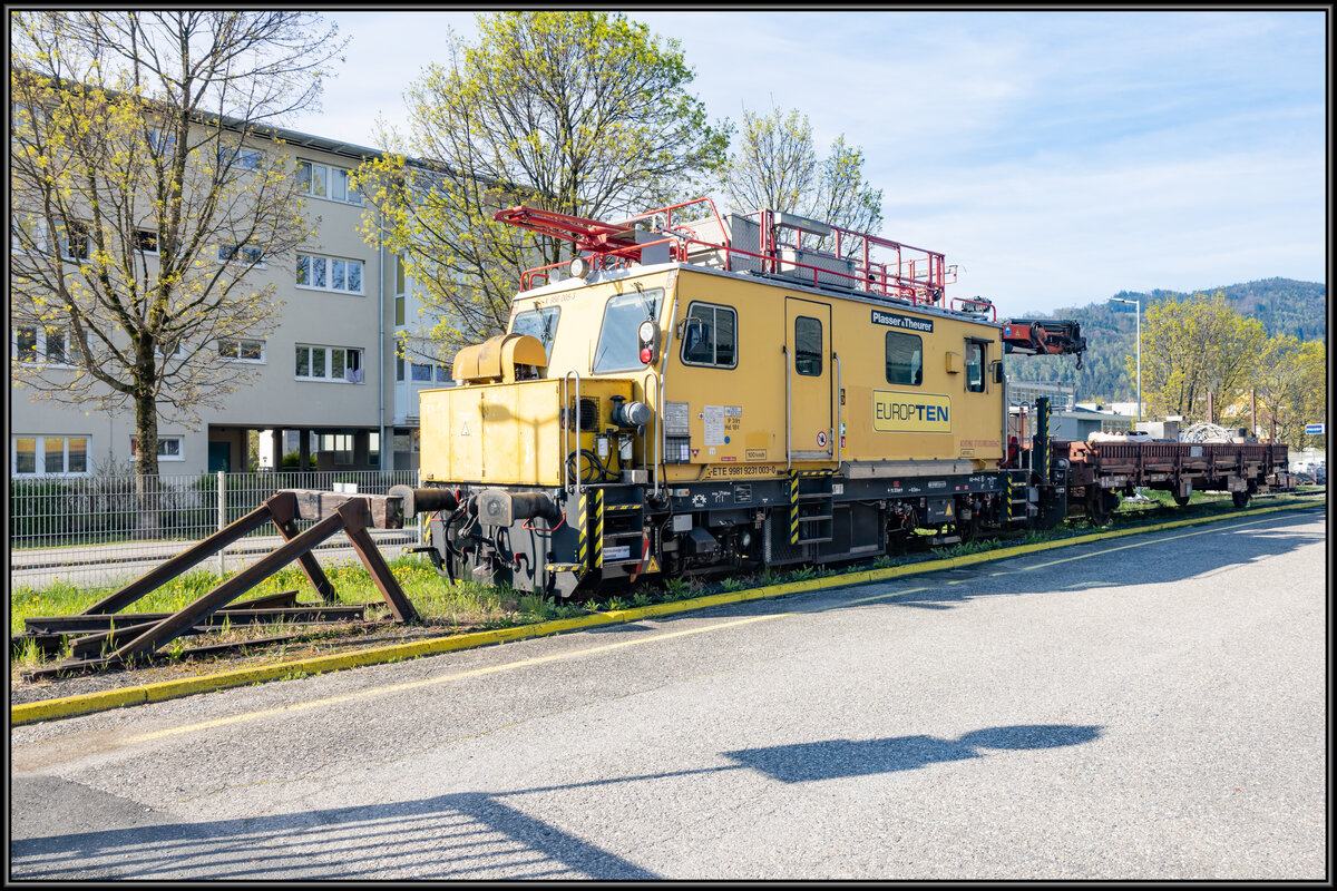 Von Nagelneu bis  In die Jahre gekommen  wartet Europten alles auf beim Einsatz zur Elektrifizierung der GKB. 
Am 21.04.2023 wartet X956.005 im Bahnhof Deutschlandsberg auf die nächste Nachtschicht. 